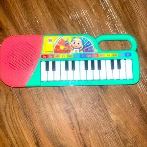 M Selling a cocomelon kids toy